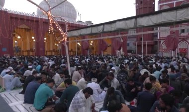 Pakistanis observe first iftar of Ramadan
