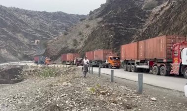 Pakistan-Afghanistan border clashes force thousands to flee