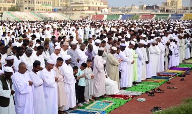 Sudanese Muslims pray for peace on Eid