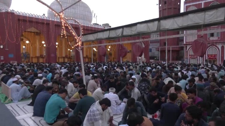 Pakistanis observe first iftar of Ramadan