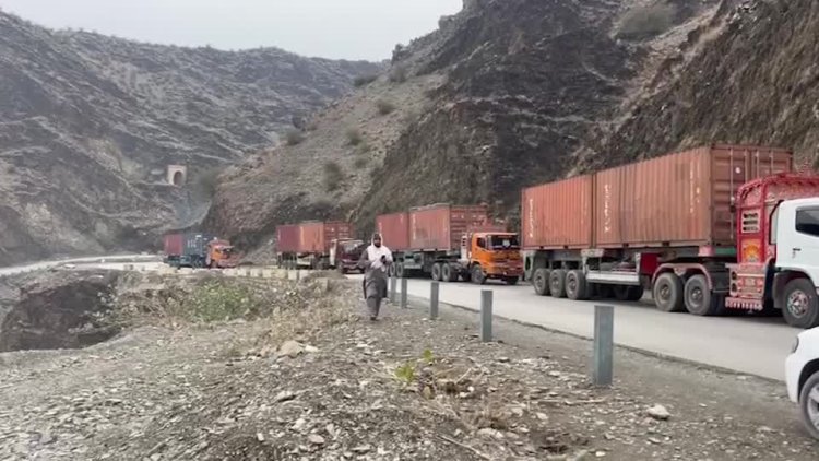 Pakistan-Afghanistan border clashes force thousands to flee