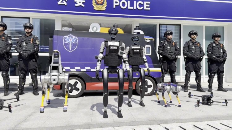 Humanoid robots assist police in Hangzhou