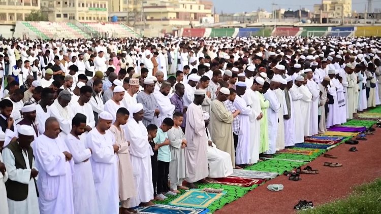 Sudanese Muslims pray for peace on Eid