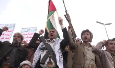 Thousands protest in Sanaa against U.S. strikes