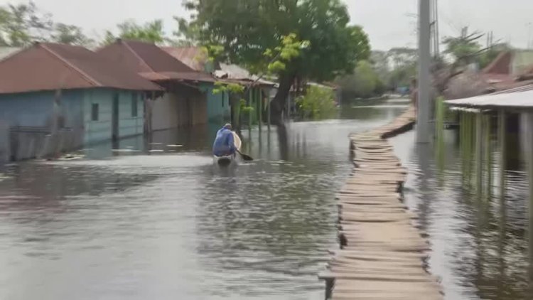 Floods displace hundreds in Colombia town