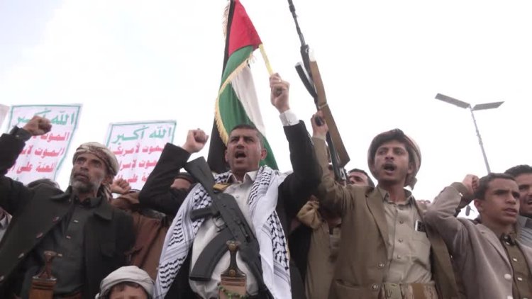 Thousands protest in Sanaa against U.S. strikes