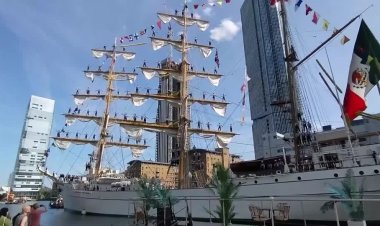 Mexican Navy ship hits Brooklyn Bridge