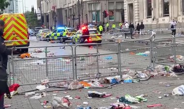 Car hits crowd at Liverpool FC parade