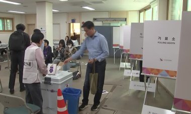 South Koreans begin early presidential vote
