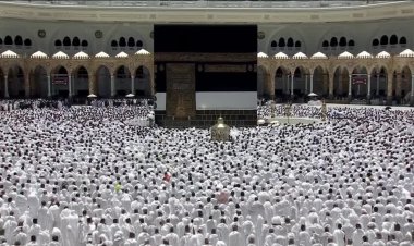 Pilgrims gather in Mecca ahead of Hajj