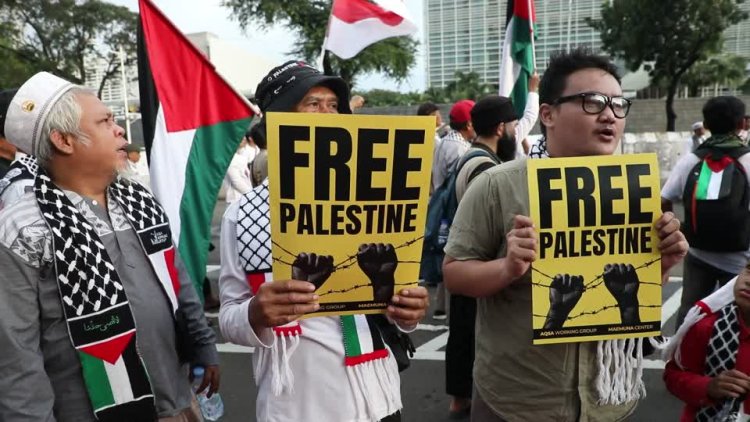 Muslims protest Gaza war at U.S. embassy