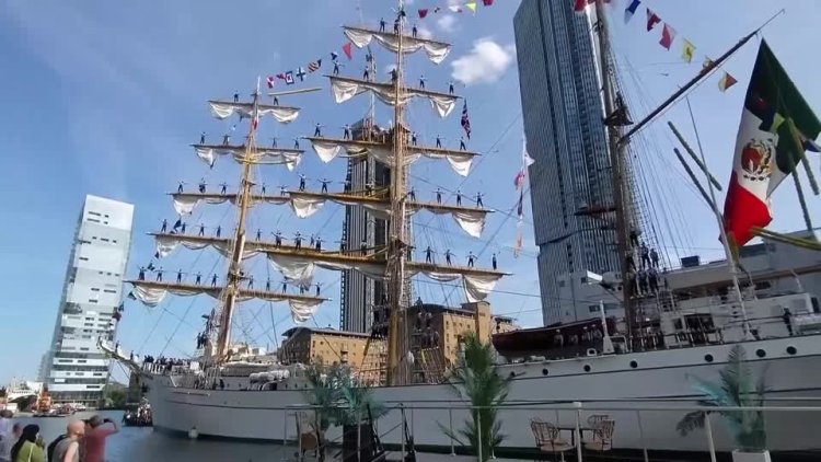 Mexican Navy ship hits Brooklyn Bridge