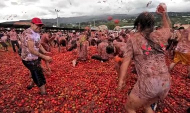 Tomatoes fly as festival returns in Colombia