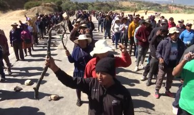 Road blockades paralyze Bolivia's highways