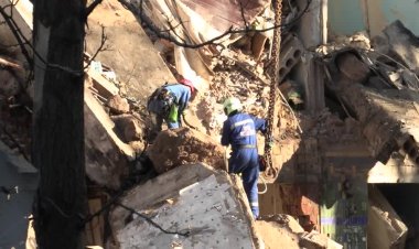 Russian strikes kill 5 in Kyiv blast