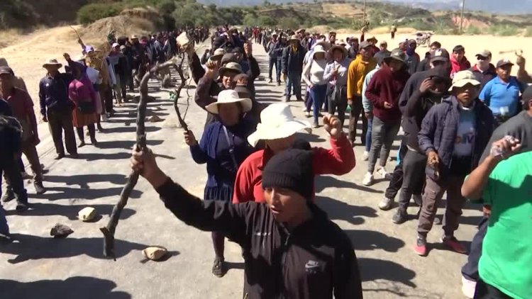 Road blockades paralyze Bolivia's highways
