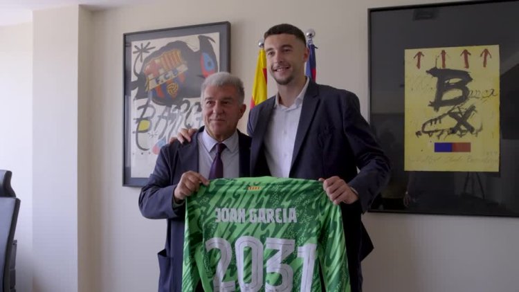 Barcelona sign Espanyol keeper Garcia