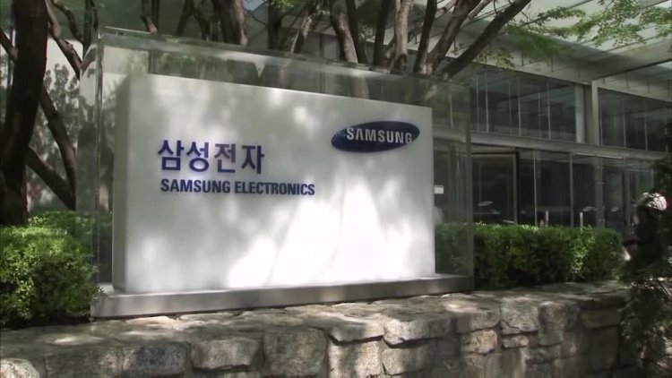 Samsung profit drops 56% on chip woes