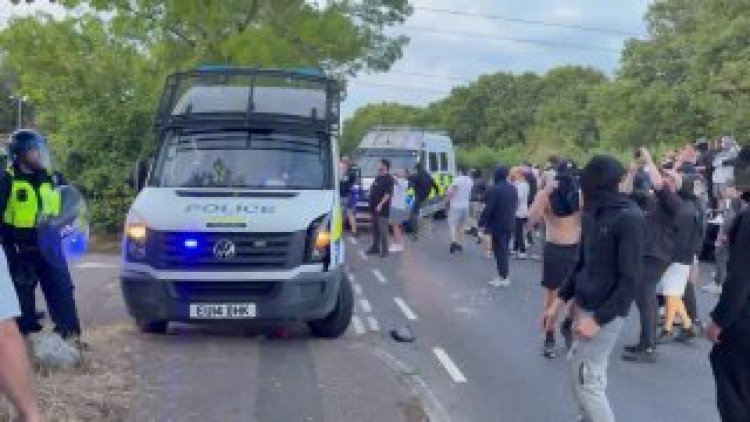 Riot erupts at protest near Epping hotel