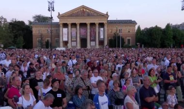 Hungarians protest state propaganda