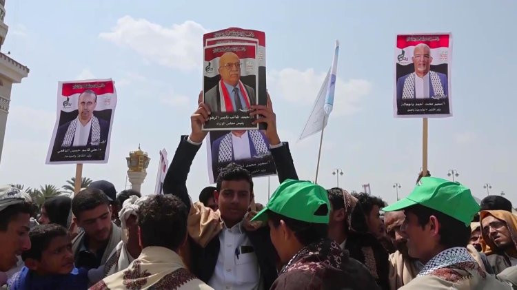 Yemenis mourn slain Houthi officials