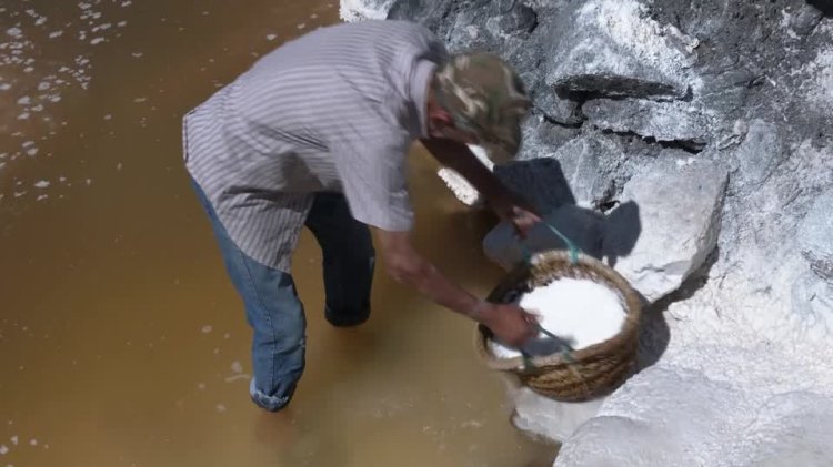Algerian villagers keep salt tradition alive
