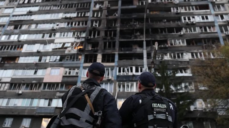 Russian strike hits Kyiv apartment block