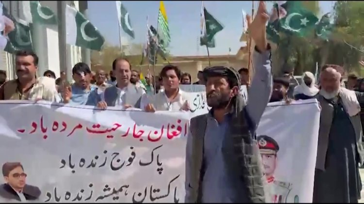 Pakistan officers protest after border clash