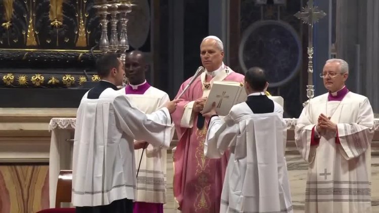 Pope urges mercy for prisoners