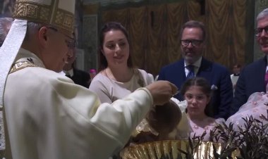 Pope baptizes infants in Sistine Chapel
