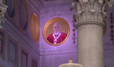 Mosaic portrait of Pope unveiled in Rome