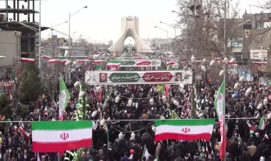 Thousands rally in Islamic Revolution anniversary