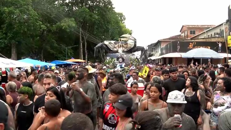 Mud carnival fills Curuca streets