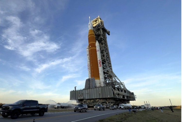 NASA rolls back Artemis II rocket