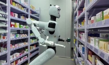 China debuts pharmacy robot