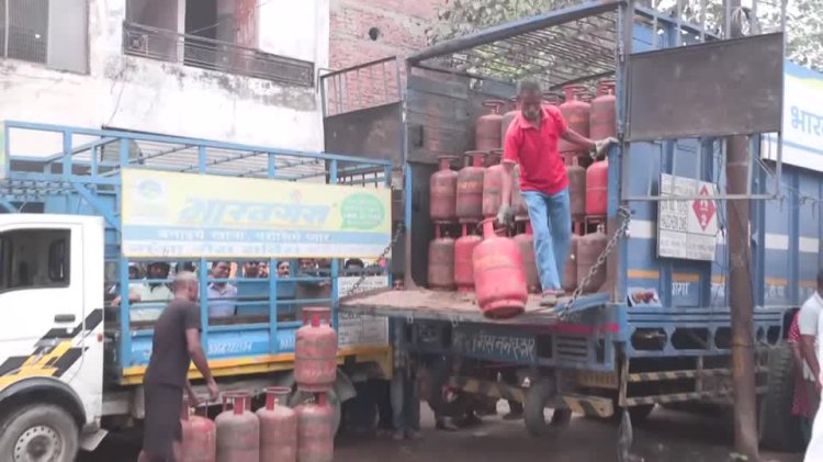 Women protest LPG shortage in Delhi