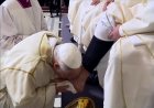 Pope washes feet in Holy Thursday rite