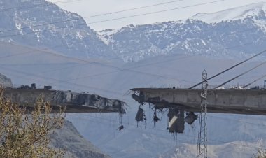 Airstrikes destroy bridge in Iran