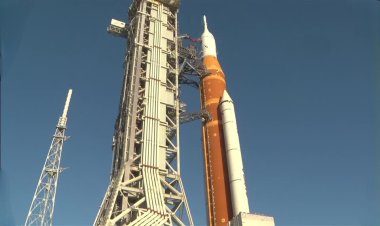 Artemis II sends crew around Moon