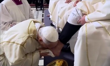 Pope washes feet in Holy Thursday rite