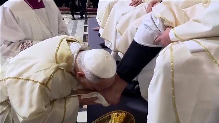 Pope washes feet in Holy Thursday rite