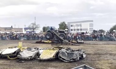 Monster truck crash kills two in Colombia