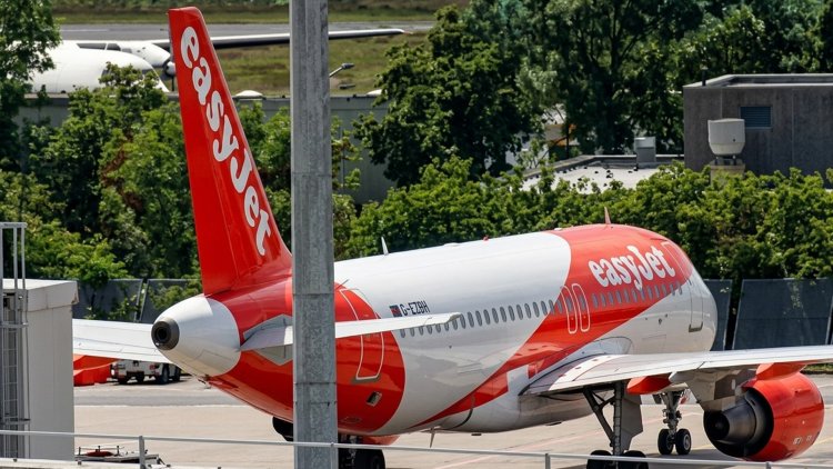 EasyJet weighs possible takeover bid